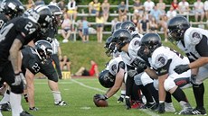 Celek amerických fotbalistů Vysočina Gladiators (v bílém) ve svém historicky... Celek amerických fotbalistů Vysočina Gladiators (v bílém) ve svém historicky...