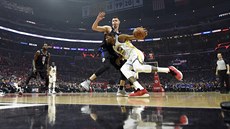 Stephen Curry z Golden State se snaží obehrát Danila Gallinariho z Los Angeles... Stephen Curry z Golden State se snaží obehrát Danila Gallinariho z Los Angeles...