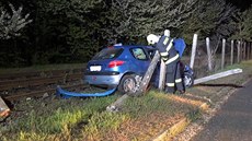 Dvě podnapilé mladistvé dívky v autě nabouraly do betonového sloupku v... Dvě podnapilé mladistvé dívky v autě nabouraly do betonového sloupku v...