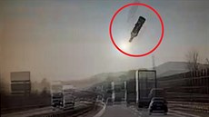 Policie pátrá po osobě, která hodila láhev z mostu na jedoucí auto Policie pátrá po osobě, která hodila láhev z mostu na jedoucí auto