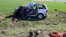 Ze zdemolovaného auta vyprostili hasiči mrtvého řidiče. Ze zdemolovaného auta vyprostili hasiči mrtvého řidiče.
