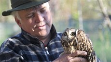Vedoucí zvířecí záchranné stanice v Pateříně Ondřej Csik se samcem v Česku... Vedoucí zvířecí záchranné stanice v Pateříně Ondřej Csik se samcem v Česku...