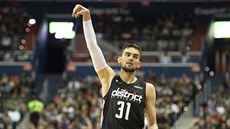 Tomáš Satoranský z Washingtonu oslavuje svou trojku proti Bostonu. Tomáš Satoranský z Washingtonu oslavuje svou trojku proti Bostonu.