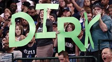 Fanoušci Dallas Mavericks se loučí s Dirkem Nowitzkým. Fanoušci Dallas Mavericks se loučí s Dirkem Nowitzkým.