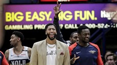 Anthony Davis (vlevo) a Julius Randle z New Orleans slaví na lavice trefu...