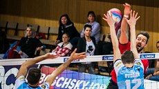 Filip Křesťan (v červeném) z Českých Budějovic útočí proti ostravskému bloku. Filip Křesťan (v červeném) z Českých Budějovic útočí proti ostravskému bloku.