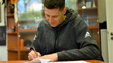 Petr Benda podepisuje další smlouvu s Nymburkem. Petr Benda podepisuje další smlouvu s Nymburkem.