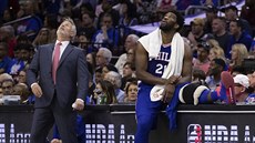 Brett Brown, trenér Philadelphie, a jeho hlavní hvězda Joel Embiid sledují... Brett Brown, trenér Philadelphie, a jeho hlavní hvězda Joel Embiid sledují...