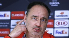 Jindřich Trpišovský, trenér Slavie, na tiskové konferenci v Londýně Jindřich Trpišovský, trenér Slavie, na tiskové konferenci v Londýně