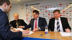 Předseda představenstva fotbalové Olomouce Petr Konečný (vpravo), vlevo pak je... Předseda představenstva fotbalové Olomouce Petr Konečný (vpravo), vlevo pak je...