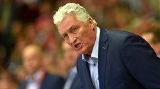 Trenér české hokejové reprezentace Miloš Říha udílí pokyny. Trenér české hokejové reprezentace Miloš Říha udílí pokyny.