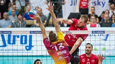 Smečuje kapitán budějovických volejbalistů Radek Mach a blokuje Aleš Holubec z... Smečuje kapitán budějovických volejbalistů Radek Mach a blokuje Aleš Holubec z...