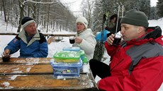 Lesní bar v Rychlebských horách - Navtvníci Lesního baru se oberstvují pi...