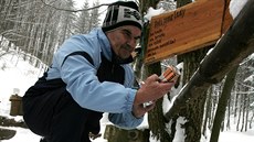 Lesní bar v Rychlebských horách - Navtvníci Lesního baru se oberstvují pi...