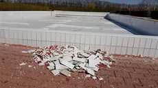 Na koupališti v Opočně opadávají kachličky i části betonu. Na koupališti v Opočně opadávají kachličky i části betonu.