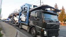 Dopravní nehoda kamionu s nákladem škodovek pod viaduktem v Nové Pace (16. 4.... Dopravní nehoda kamionu s nákladem škodovek pod viaduktem v Nové Pace (16. 4....