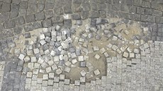 V pražských chodnících jsou díry jak na tankodromu. Můžou za to hlavně řidiči... V pražských chodnících jsou díry jak na tankodromu. Můžou za to hlavně řidiči...