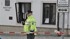 Budovu radnice a její okolí policisté uzavřeli. Budovu radnice a její okolí policisté uzavřeli.