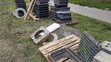Kryty kanálů dělníci při opravě silnice nahromadili na jedno místo. Toho někdo... Kryty kanálů dělníci při opravě silnice nahromadili na jedno místo. Toho někdo...