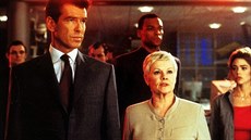 Pierce Brosnan a Judi Denchová ve filmu Jeden svt nestaí (1999)