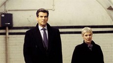 Pierce Brosnan a Judi Denchová ve filmu Dnes neumírej (2002)