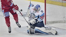 Důraz třineckého Arona Chmielewského na brankovišti brankáře Romana Willa z... Důraz třineckého Arona Chmielewského na brankovišti brankáře Romana Willa z...