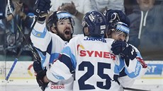 Liberečtí hokejisté slaví vyrovnání finálové série s Třincem. Liberečtí hokejisté slaví vyrovnání finálové série s Třincem.