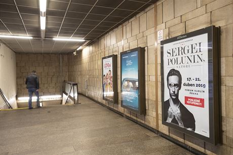 Svtelné reklamní panely v metru