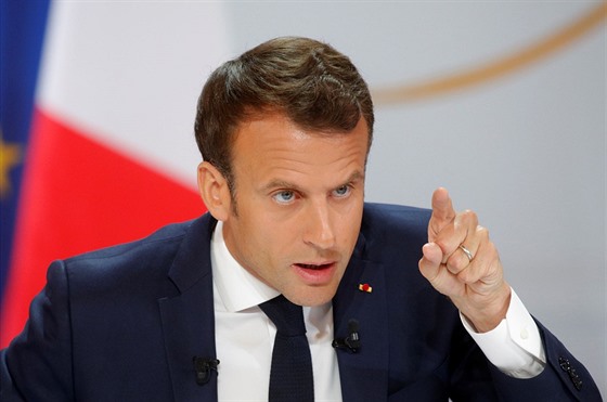 Emanuel Macron pednesl v Elysejském paláci projev ped 320 akreditovanými...