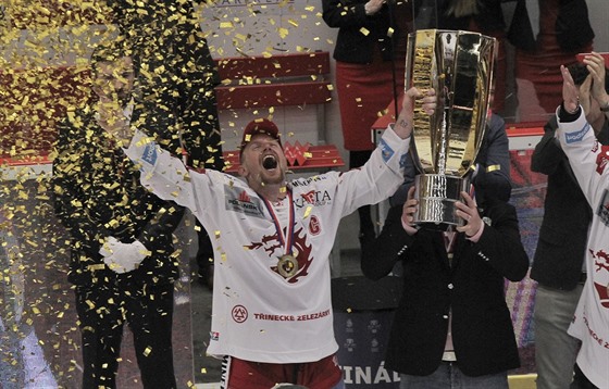 Tinecký kapitán Martin Adamský pebírá pohár pro vítze hokejové extraligy.