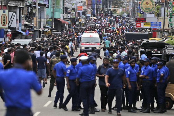 Srílanská policie po útocích v místních kostelech a hotelích vyklízí silnici...