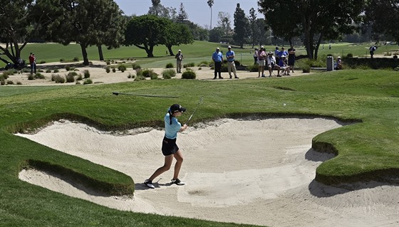 Cheyenne Knightová se na turnaji LPGA Tour v Los Angeles dostává z písené pekáky - ilustraní foto.  