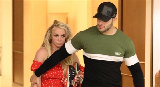 Britney Spears spolen s partnerem Samem Asgharim pi odchodu z hotelu The...