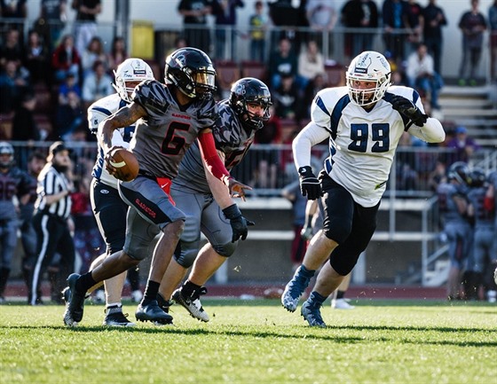 Momentka ze zápasu Vysoina Gladiators (edá) - Ostrava Steelers.