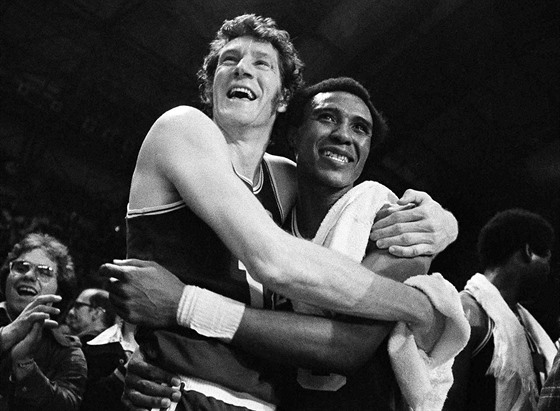 John Havlicek (vlevo) a Jo-Jo White slaví v roce 1974 titul NBA pro Boston.