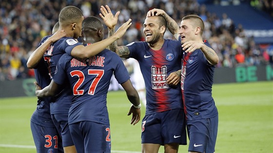 Fotbalisté Paris St. Germain slaví gól v duelu s Monakem.