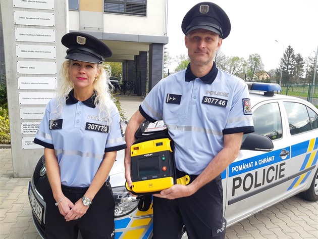 Policisté Eva Huspeková a Petr Werner zachránili ivot mui, který zkolaboval....