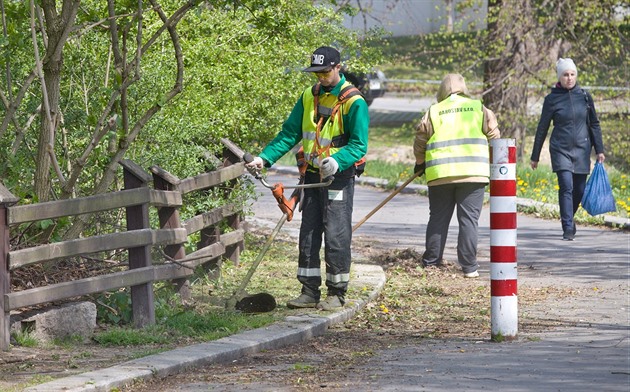 Nezvykle teplý a suchý duben u vyhnal na liberecké trávníky sekáe s...