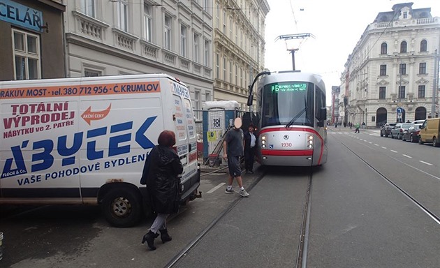 patn zaparkovaná dodávka na zhruba pl hodiny znemonila tramvajím prjezd...