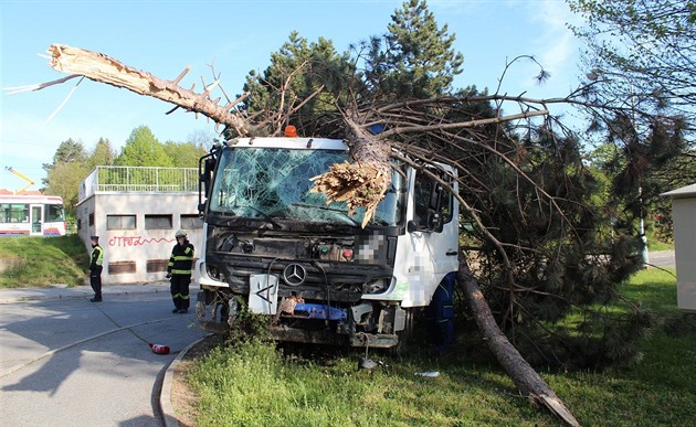 idi nákladního vozu pi nehod na okraji Olomouce mimo jiné porazil nkolik...