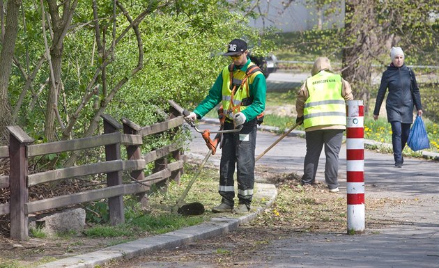 Nezvykle teplý a suchý duben u vyhnal na liberecké trávníky sekáe s...