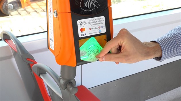Ve vech praských tramvajích jde platit jízdenky kartou (26. dubna 2019)