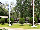 Vlajky na půl žerdi na české ambasádě v Dillí na podporu Srí Lanky po teroristických útocích 21. 4. 2019 Vlajky na půl žerdi na české ambasádě v Dillí na podporu Srí Lanky po teroristických útocích 21. 4. 2019