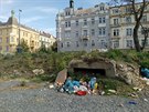 U zastávky tramvají Urxova můžeme spatřit poslední zbytek podchodu u bývalé železniční zastávky Karlín-přístav na bývalé trati Těšnov-Libeň dolní-Vysočany. Hromada odpadků připomíná pomníček. U zastávky tramvají Urxova můžeme spatřit poslední zbytek podchodu u bývalé železniční zastávky Karlín-přístav na bývalé trati Těšnov-Libeň dolní-Vysočany. Hromada odpadků připomíná pomníček.