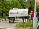 Jsou přistaveny cisterny. U téhle čekají lidé, protože voda v ní došla. Jsou přistaveny cisterny. U téhle čekají lidé, protože voda v ní došla.