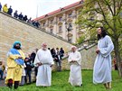 Před pražskou Loretou dnes proběhlo druhé letošní provedení divadelního představení lidové „Pašijové hry“. Postavu Ježíše Nazaretského ztvárnil Radúz Mácha.
Před pražskou Loretou dnes proběhlo druhé letošní provedení divadelního představení lidové „Pašijové hry“. Postavu Ježíše Nazaretského ztvárnil Radúz Mácha.