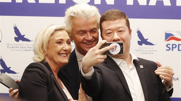 Zleva předsedkyně francouzského Národního sdružení Marine Le Penová, předseda... Zleva předsedkyně francouzského Národního sdružení Marine Le Penová, předseda...