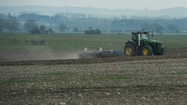 V jižních Čechách bojují zemědělci se suchem. Na snímku farmář s traktorem... V jižních Čechách bojují zemědělci se suchem. Na snímku farmář s traktorem...