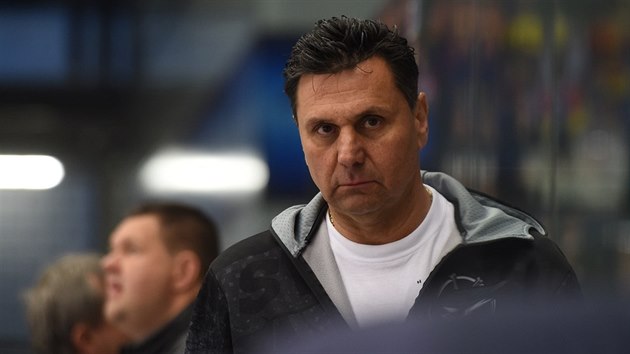 Zarmoucený chomutovský trenér Vladimír Růžička. Zarmoucený chomutovský trenér Vladimír Růžička.