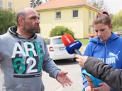Rodina z vyhořelé ubytovny v Kladně žije v tělocvičně, stěžuje si na zápach. Rodina z vyhořelé ubytovny v Kladně žije v tělocvičně, stěžuje si na zápach.